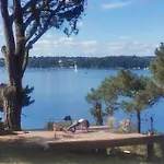 Les Pieds Dans L\'Eau